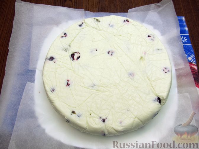 Фото приготовления рецепта: Творожно-йогуртовый торт с вишней и печеньем (без выпечки) - шаг №18