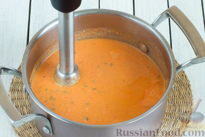 Фото приготовления рецепта: Томатный суп-пюре с запечёнными баклажанами - шаг №11
