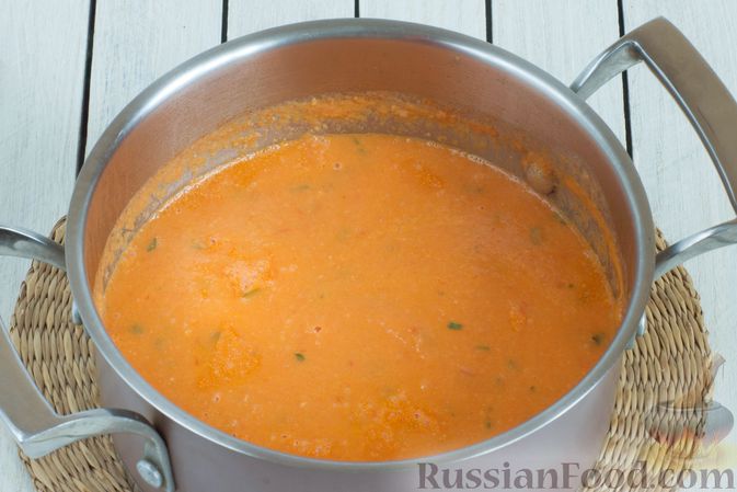 Фото приготовления рецепта: Томатный суп-пюре с запечёнными баклажанами - шаг №12