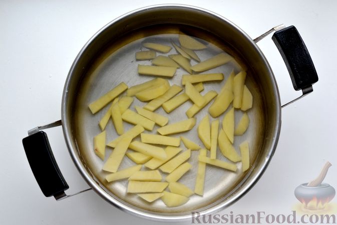Фото приготовления рецепта: Овощной суп со стручковой фасолью и варёными яйцами - шаг №5