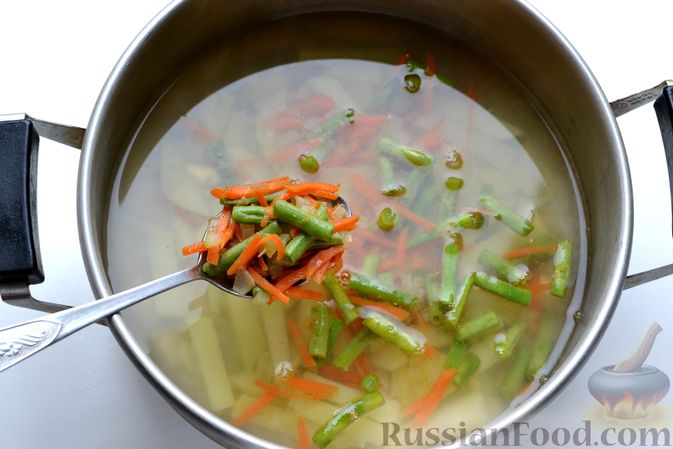 Фото приготовления рецепта: Овощной суп со стручковой фасолью и варёными яйцами - шаг №10