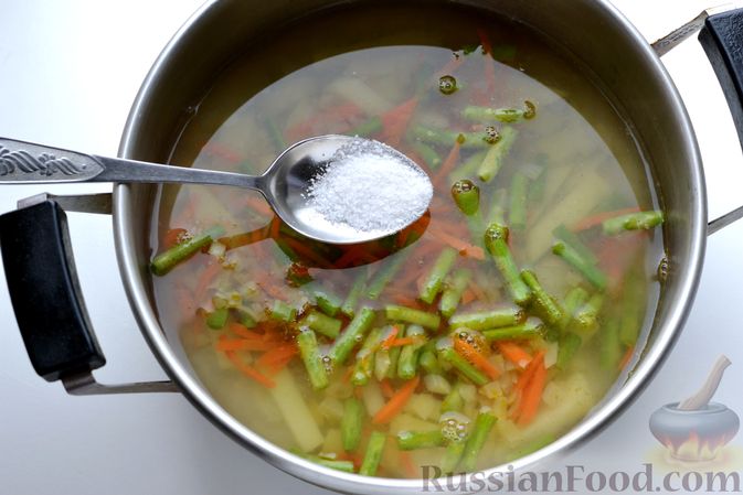Фото приготовления рецепта: Овощной суп со стручковой фасолью и варёными яйцами - шаг №11