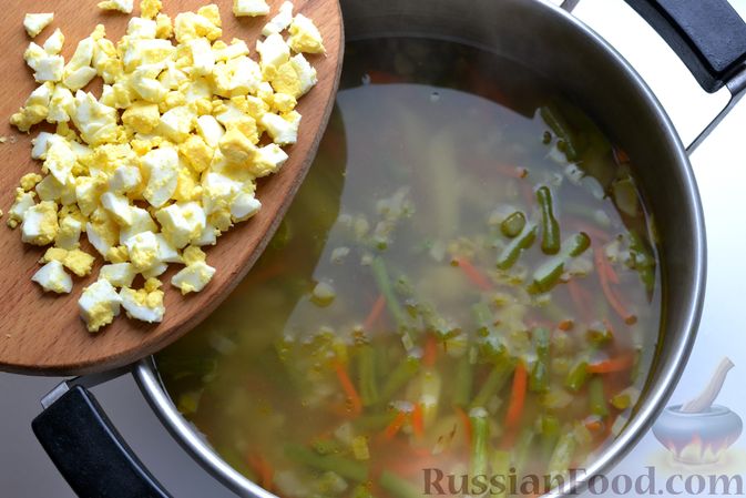 Фото приготовления рецепта: Овощной суп со стручковой фасолью и варёными яйцами - шаг №12