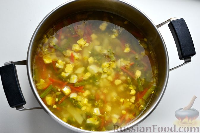 Фото приготовления рецепта: Овощной суп со стручковой фасолью и варёными яйцами - шаг №13