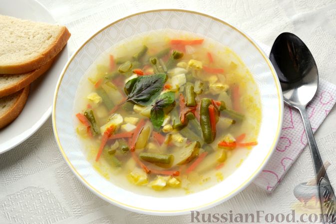 Фото приготовления рецепта: Овощной суп со стручковой фасолью и варёными яйцами - шаг №14