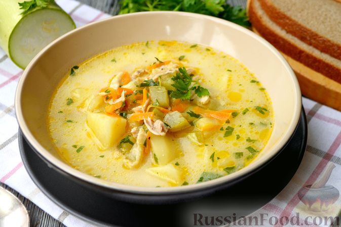 Фото к рецепту: Куриный суп с кабачками и плавленым сыром