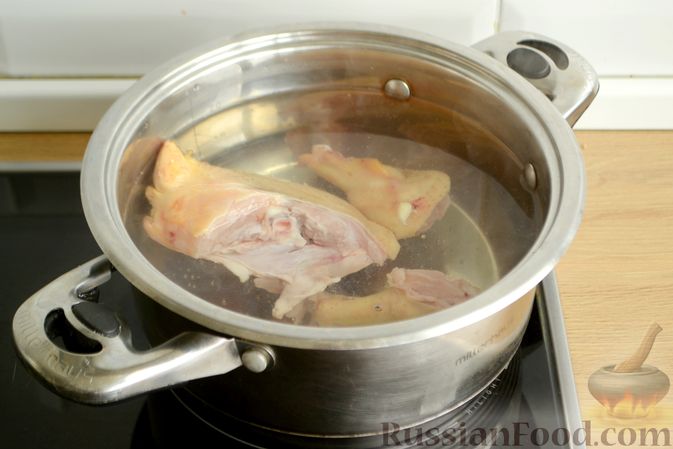 Фото приготовления рецепта: Куриный суп с кабачками и плавленым сыром - шаг №2