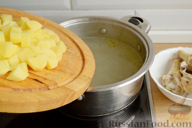 Фото приготовления рецепта: Куриный суп с кабачками и плавленым сыром - шаг №4
