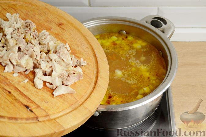 Фото приготовления рецепта: Куриный суп с кабачками и плавленым сыром - шаг №12