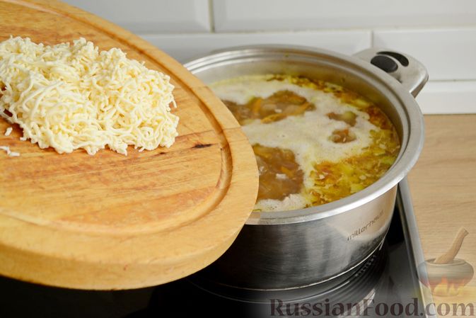 Фото приготовления рецепта: Куриный суп с кабачками и плавленым сыром - шаг №14