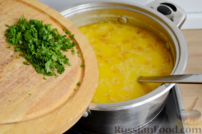 Фото приготовления рецепта: Куриный суп с кабачками и плавленым сыром - шаг №15