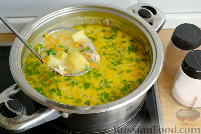 Фото приготовления рецепта: Куриный суп с кабачками и плавленым сыром - шаг №16