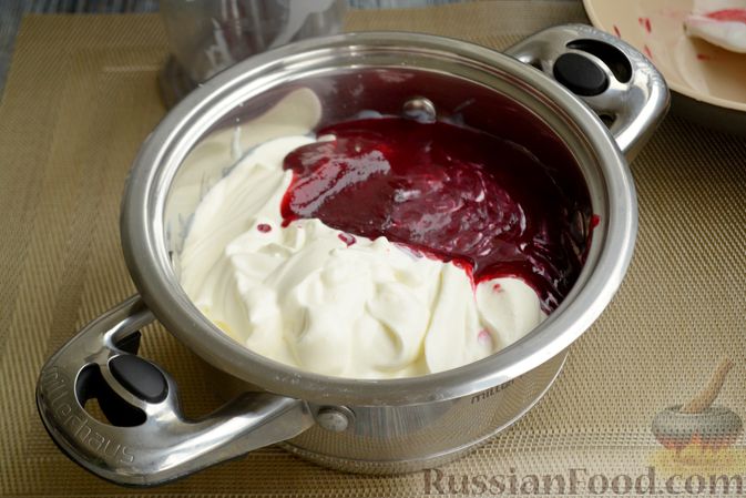 Фото приготовления рецепта: Мороженое из сливок и смородины - шаг №11