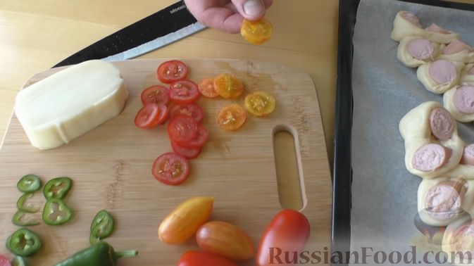 Фото приготовления рецепта: Сосиски в дрожжевом тесте, с помидорами и сыром - шаг №7