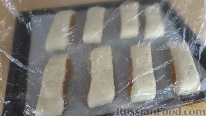 Фото приготовления рецепта: Дрожжевые пирожки с куриным фаршем и сыром - шаг №8