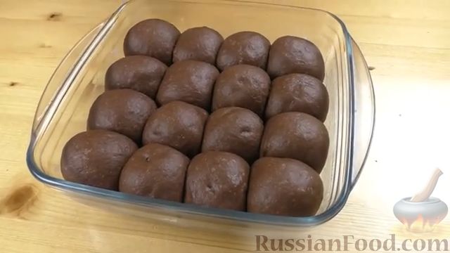 Фото приготовления рецепта: Шоколадные булочки с начинкой, в сахарном сиропе - шаг №9