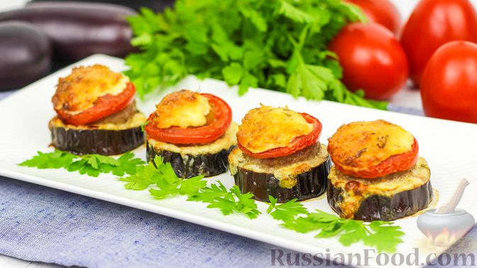 Фото к рецепту: Запечённые баклажаны с мясными котлетами, помидорами и сыром