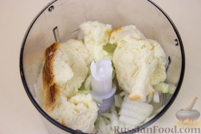 Фото приготовления рецепта: Запечённые баклажаны с мясными котлетами, помидорами и сыром - шаг №4