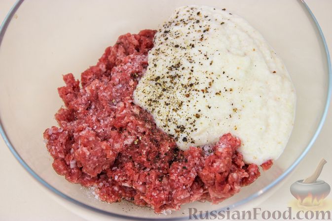 Фото приготовления рецепта: Запечённые баклажаны с мясными котлетами, помидорами и сыром - шаг №5