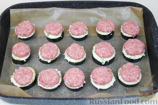 Фото приготовления рецепта: Запечённые баклажаны с мясными котлетами, помидорами и сыром - шаг №6