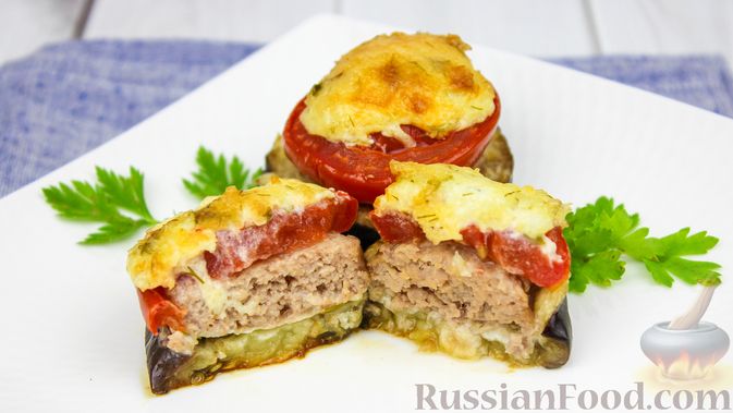 Фото приготовления рецепта: Запечённые баклажаны с мясными котлетами, помидорами и сыром - шаг №8