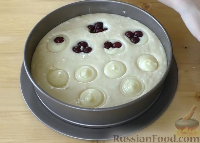 Фото приготовления рецепта: Пирог на кефире, с вишней и заварным кремом - шаг №7