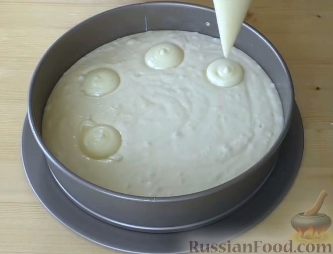 Фото приготовления рецепта: Пирог на кефире, с вишней и заварным кремом - шаг №6