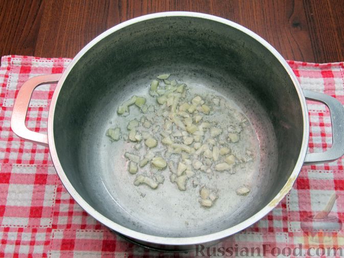 Фото приготовления рецепта: Суп с курицей, свеклой и рисом - шаг №8