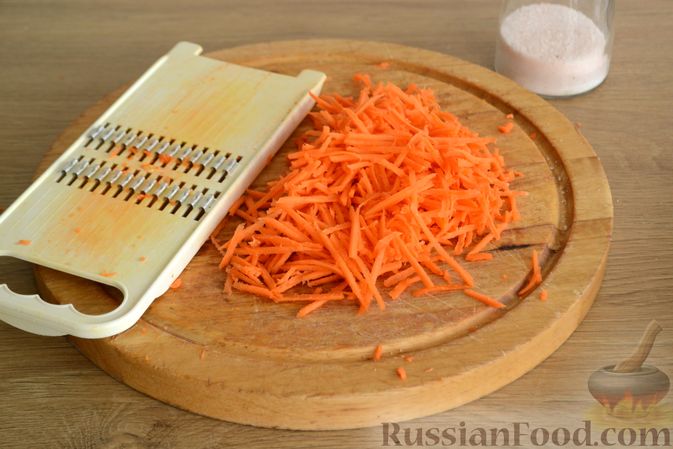 Фото приготовления рецепта: Салат с баклажанами, фунчозой и морковью - шаг №4