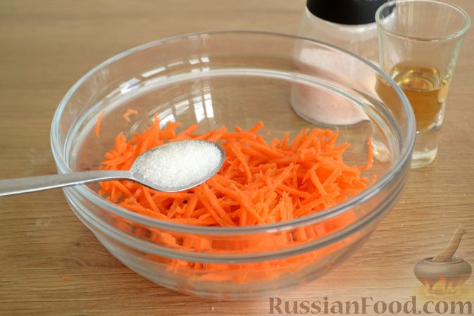 Фото приготовления рецепта: Салат с баклажанами, фунчозой и морковью - шаг №5