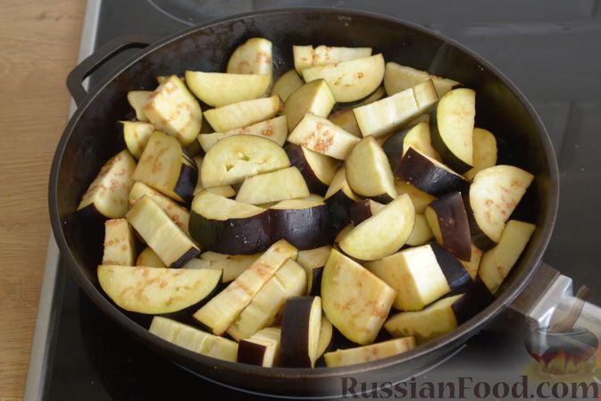Фото приготовления рецепта: Салат с баклажанами, фунчозой и морковью - шаг №7