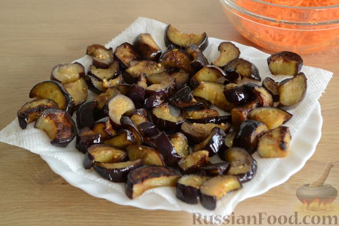 Фото приготовления рецепта: Салат с баклажанами, фунчозой и морковью - шаг №9