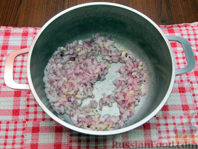 Фото приготовления рецепта: Суп с курицей, свеклой и рисом - шаг №9