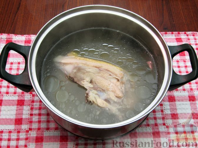 Фото приготовления рецепта: Суп с курицей, свеклой и рисом - шаг №3