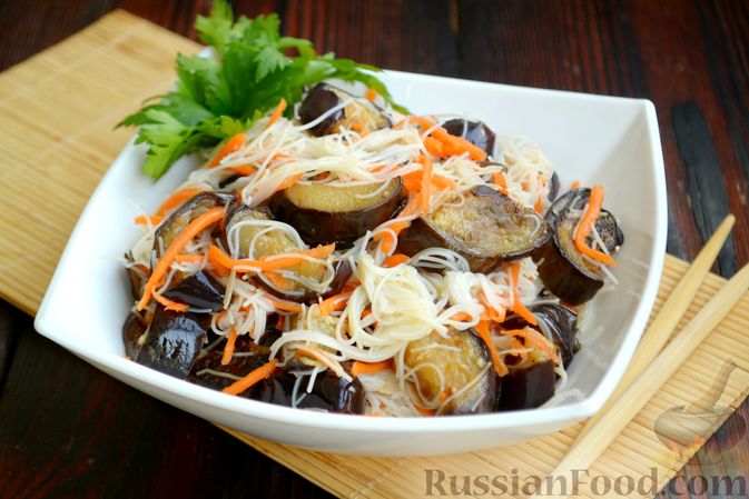 Фото приготовления рецепта: Салат с баклажанами, фунчозой и морковью - шаг №13