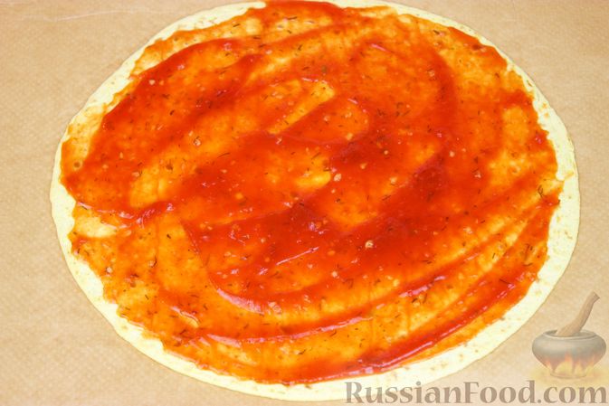 Фото приготовления рецепта: Быстрая пицца с баклажанами и сыром (на тортилье) - шаг №4
