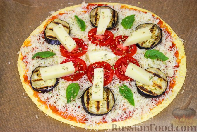 Фото приготовления рецепта: Быстрая пицца с баклажанами и сыром (на тортилье) - шаг №6