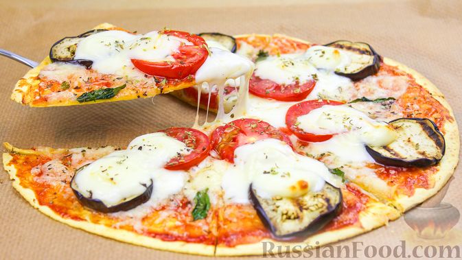 Фото приготовления рецепта: Быстрая пицца с баклажанами и сыром (на тортилье) - шаг №7