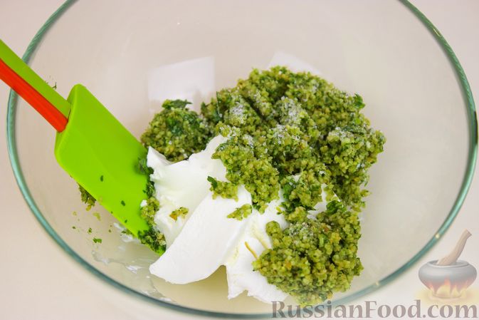Фото приготовления рецепта: Рулетики из баклажанов с зеленью и сыром - шаг №4