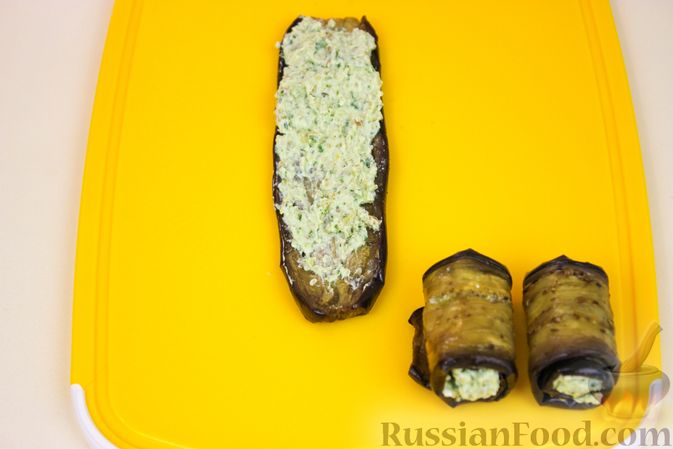 Фото приготовления рецепта: Рулетики из баклажанов с зеленью и сыром - шаг №5