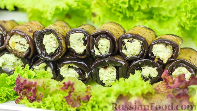 Фото приготовления рецепта: Рулетики из баклажанов с зеленью и сыром - шаг №6