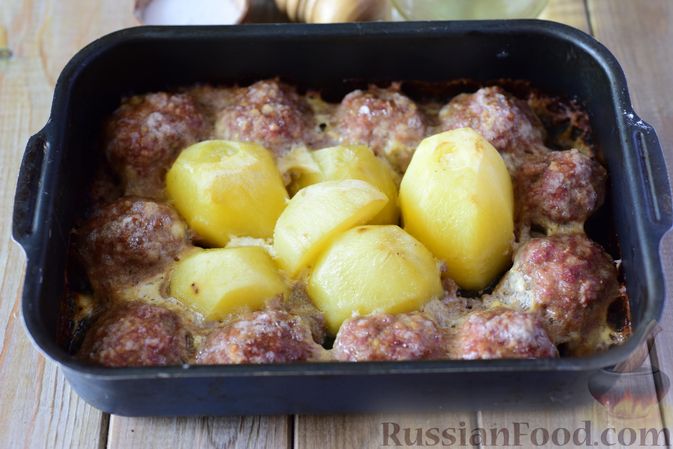 Фото приготовления рецепта: Мясные котлеты, запечённые с картошкой, в сметанном соусе - шаг №11