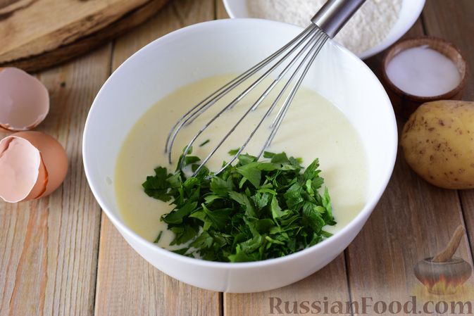 Фото приготовления рецепта: Оладьи на кефире, с картофелем, творогом и зеленью - шаг №7