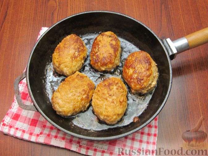 Фото приготовления рецепта: Мясные котлеты с овсяными хлопьями и соевым соусом - шаг №8