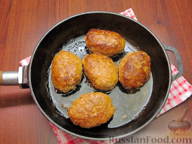 Фото приготовления рецепта: Мясные котлеты с овсяными хлопьями и соевым соусом - шаг №10