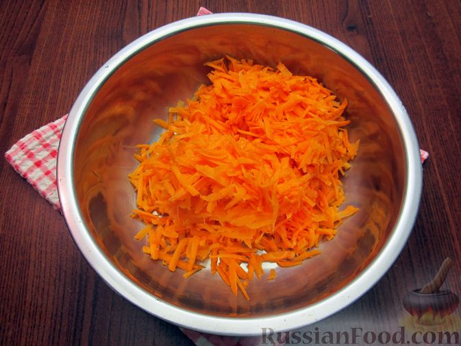 Фото приготовления рецепта: Морковный салат с красным луком, зеленью и медово-горчичной заправкой - шаг №2
