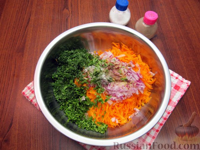 Фото приготовления рецепта: Морковный салат с красным луком, зеленью и медово-горчичной заправкой - шаг №8