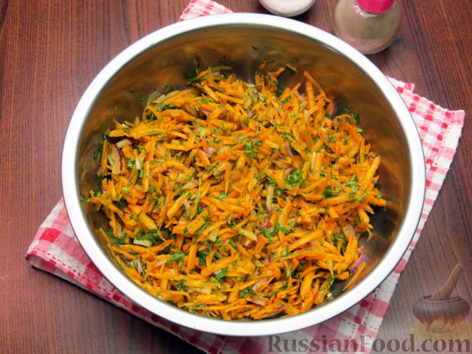 Фото приготовления рецепта: Морковный салат с красным луком, зеленью и медово-горчичной заправкой - шаг №9