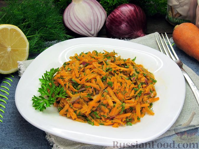 Фото приготовления рецепта: Морковный салат с красным луком, зеленью и медово-горчичной заправкой - шаг №10