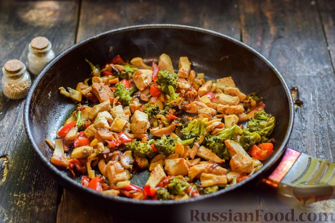 Фото приготовления рецепта: Куриное филе, жаренное с брокколи, сладким перцем и грибами - шаг №9